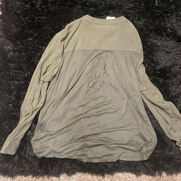 Women Xl Blouse Buttons up with a tie at the bottom - Picture 3 of 3